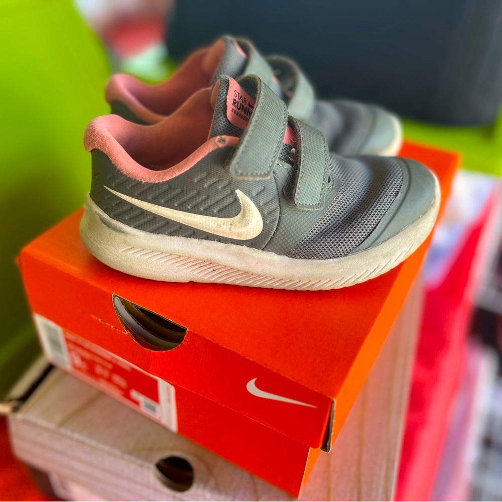 Girls Nike Size 9 Grey and Pink
